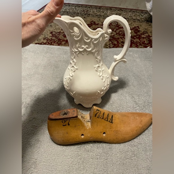 Pitcher and wooden shoe knick knacks - Picture 3 of 5